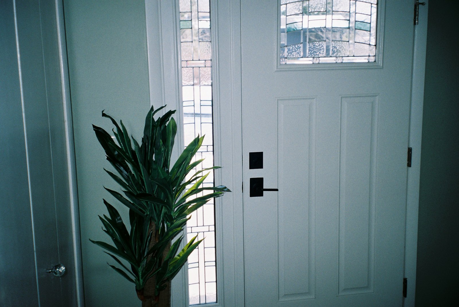 Hand zieht einen Haustürgriff mit einem Schraubendreher fest