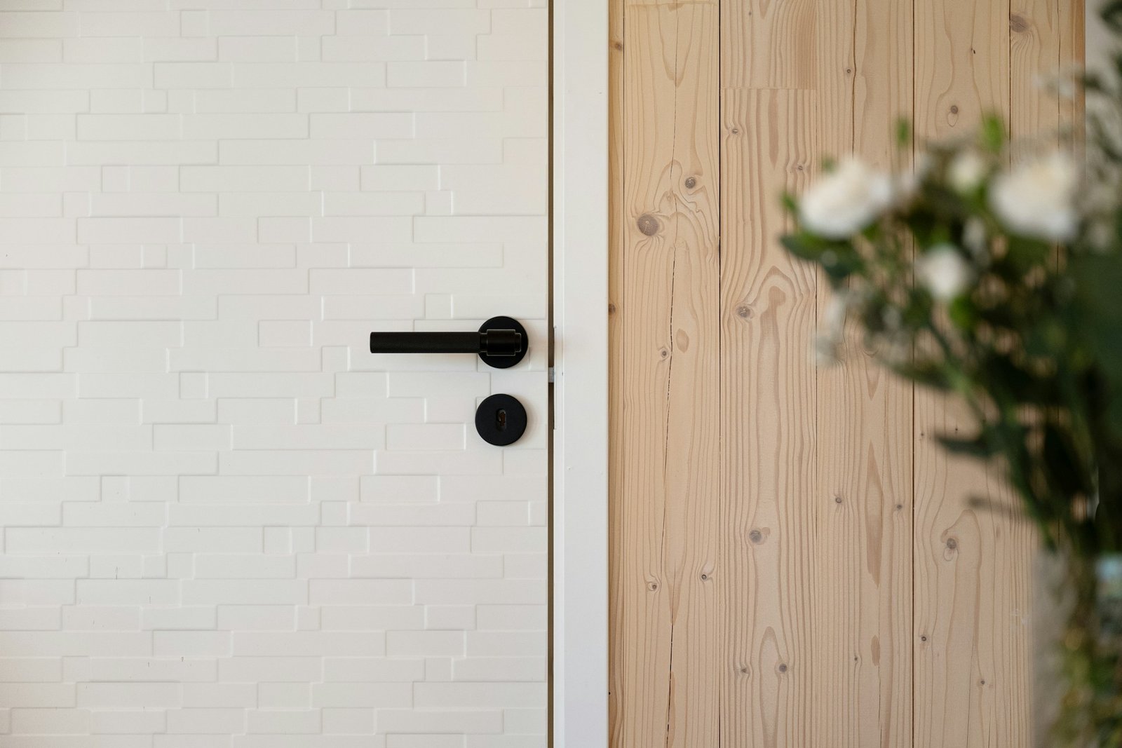 Hand bewegt einen leicht lockeren Türgriff an einer Innentür