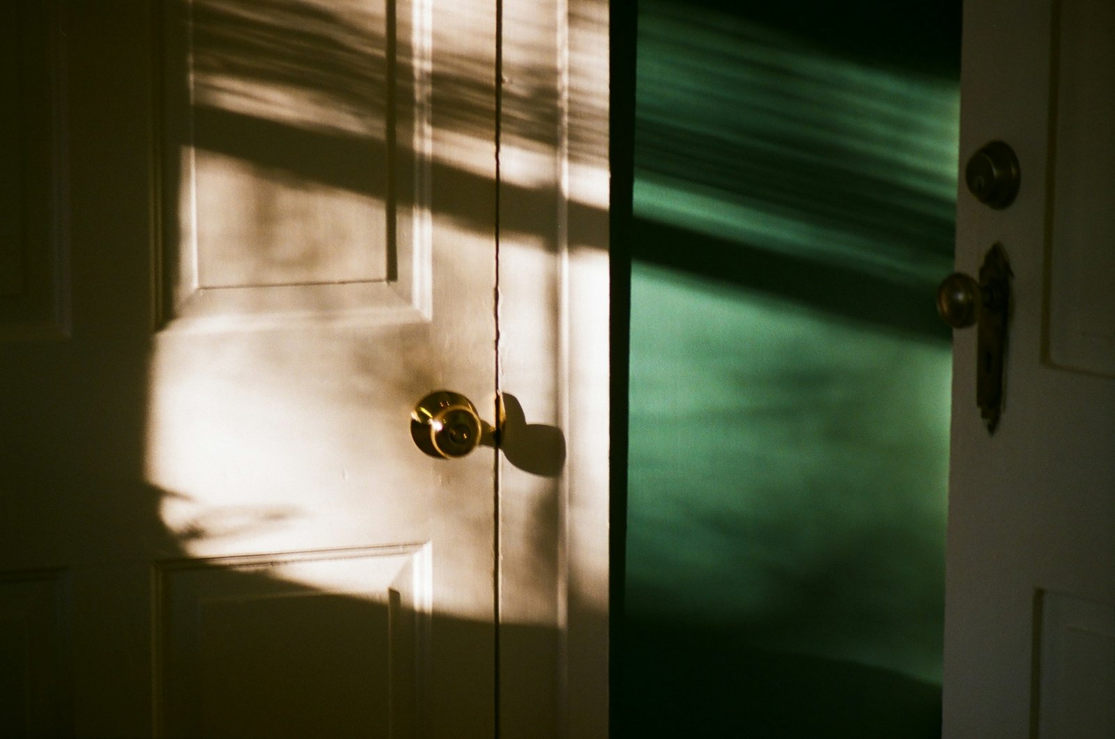 Nahaufnahme einer kleinen Madenschraube im Türgriff