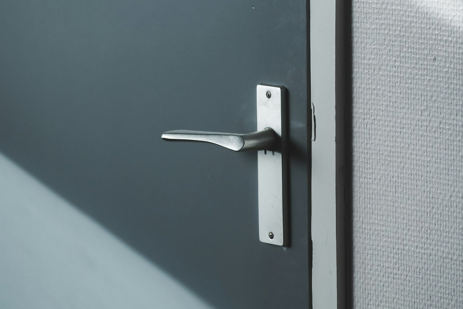 Leicht wackelnder Türgriff an einer Wohnungstür von innen