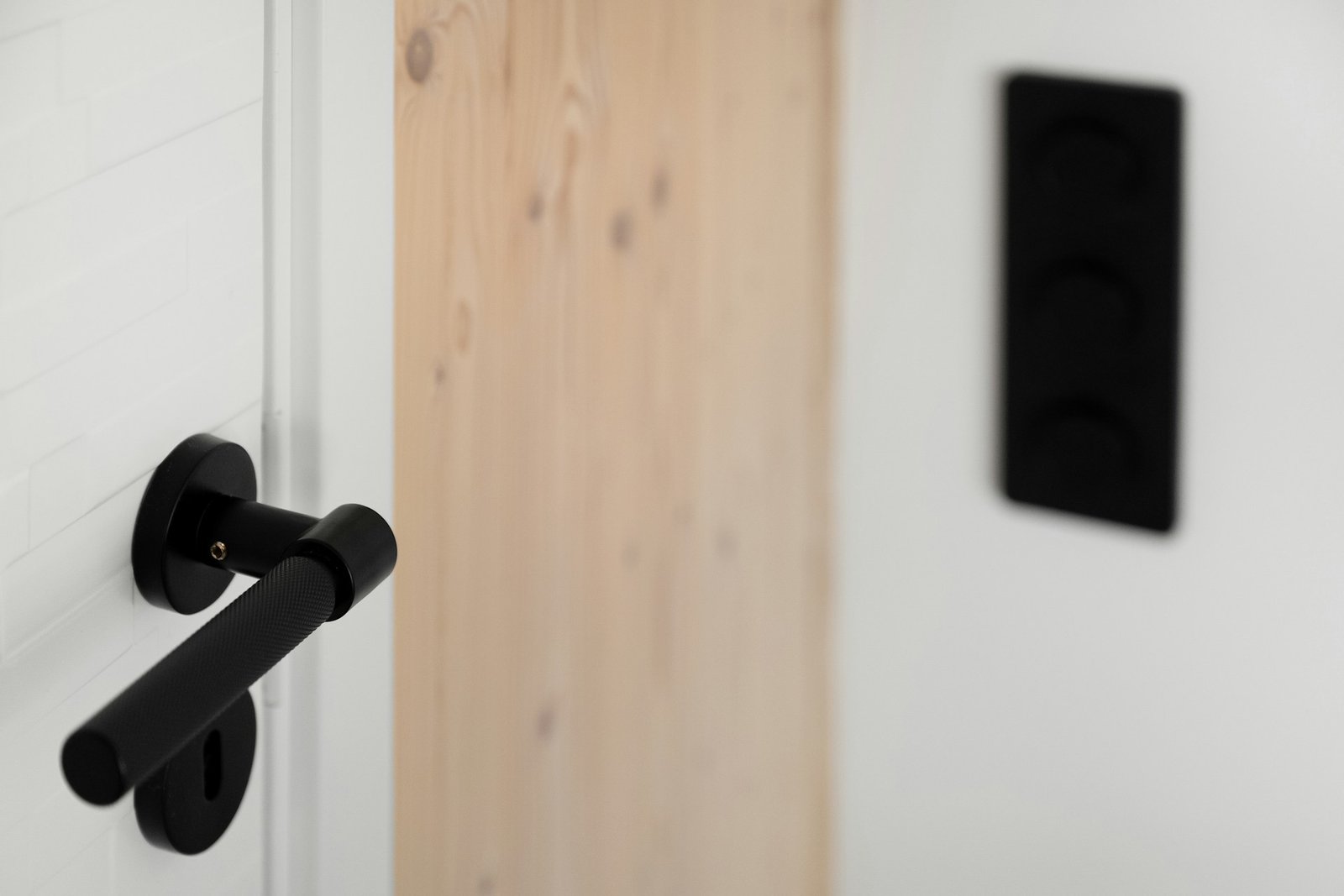 Türgriff wird mit Schraubendreher an einer Tür montiert