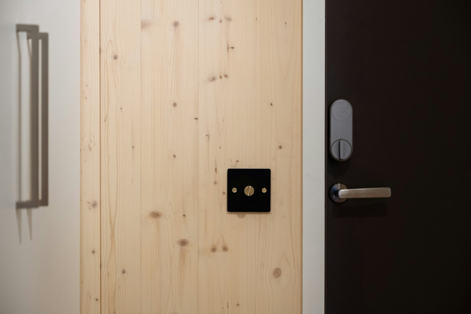 Moderner Türgriff mit Rosette ohne sichtbare Schrauben