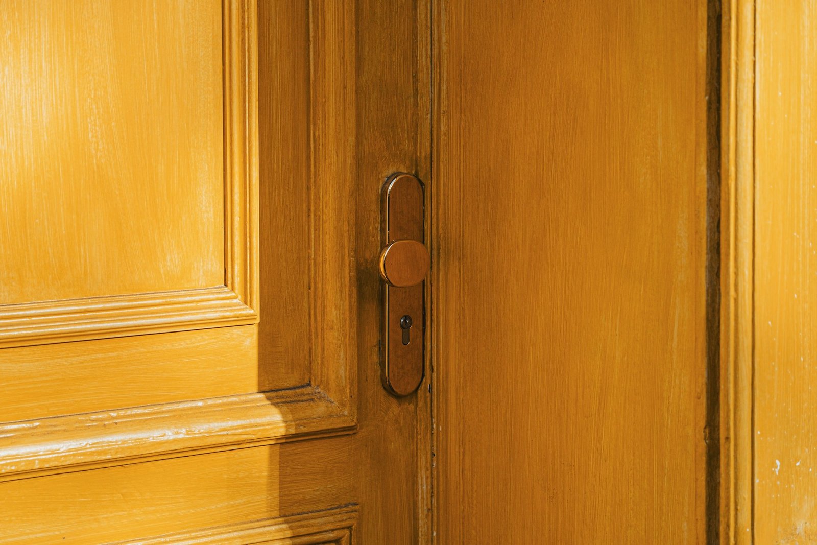 Nahaufnahme eines leicht schief sitzenden Türgriffs